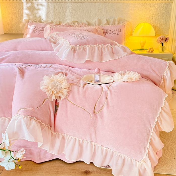 91家纺网 家纺一手货源 找家纺 苏米娜2024秋冬新款法式公主风少女心牛奶绒四件套立体贴布绣花绒蝴蝶刺绣床裙款四件套 伊甸园--樱花粉