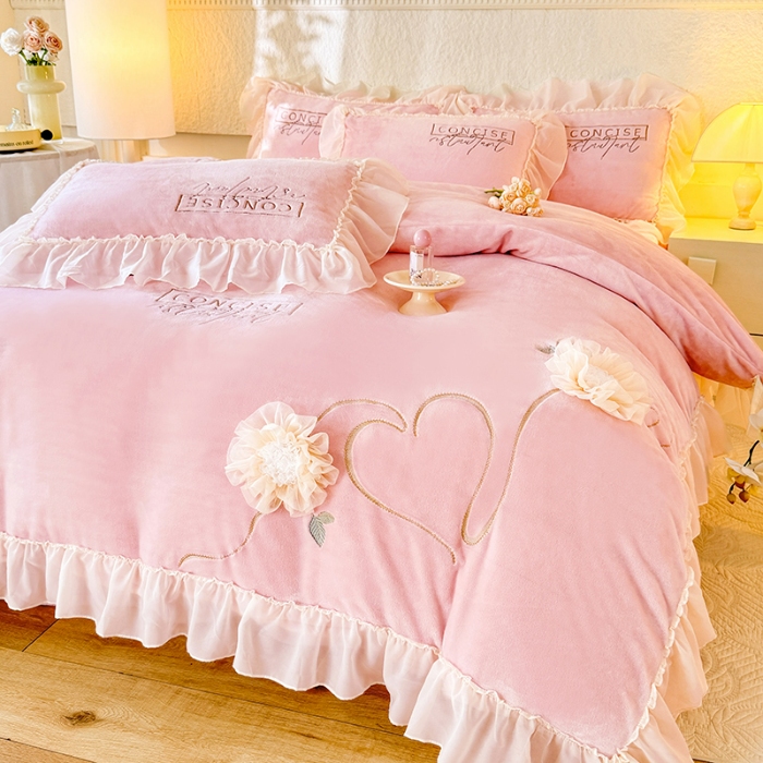 91家纺网 家纺一手货源 找家纺 苏米娜2024秋冬新款法式公主风少女心牛奶绒四件套立体贴布绣花绒蝴蝶刺绣床裙款四件套 伊甸园--樱花粉