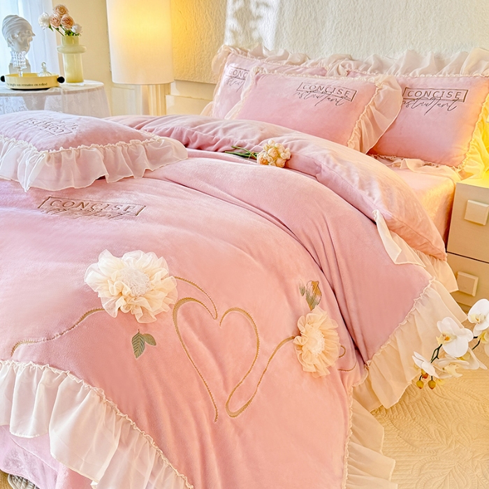 91家纺网 家纺一手货源 找家纺 苏米娜2024秋冬新款法式公主风少女心牛奶绒四件套立体贴布绣花绒蝴蝶刺绣床裙款四件套 伊甸园--樱花粉