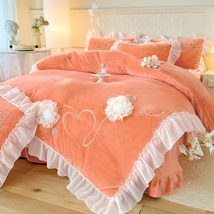 91家纺网 家纺一手货源 找家纺 苏米娜2024秋冬新款法式公主风少女心牛奶绒四件套立体贴布绣花绒蝴蝶刺绣床裙款四件套   伊甸园--艾玛橙 