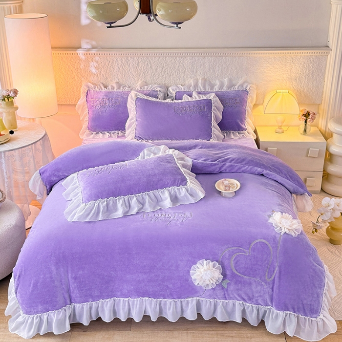 91家纺网 家纺一手货源 找家纺 苏米娜2024秋冬新款法式公主风少女心牛奶绒四件套立体贴布绣花绒蝴蝶刺绣床裙款四件套 伊甸园—梦幻紫 