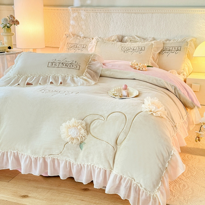 91家纺网 家纺一手货源 找家纺 苏米娜2024秋冬新款法式公主风少女心牛奶绒四件套立体贴布绣花绒蝴蝶刺绣床裙款四件套  伊甸园—嫩黄  