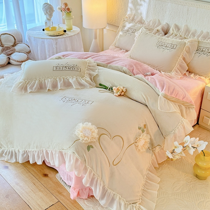 91家纺网 家纺一手货源 找家纺 苏米娜2024秋冬新款法式公主风少女心牛奶绒四件套立体贴布绣花绒蝴蝶刺绣床裙款四件套  伊甸园—嫩黄  