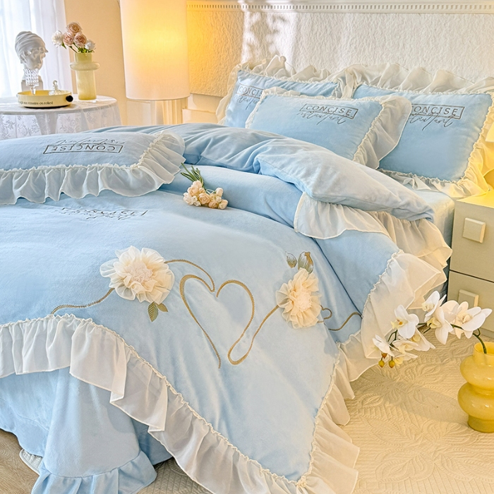 91家纺网 家纺一手货源 找家纺 苏米娜2024秋冬新款法式公主风少女心牛奶绒四件套立体贴布绣花绒蝴蝶刺绣床裙款四件套 伊甸园—婴儿蓝 