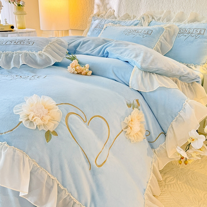 91家纺网 家纺一手货源 找家纺 苏米娜2024秋冬新款法式公主风少女心牛奶绒四件套立体贴布绣花绒蝴蝶刺绣床裙款四件套 伊甸园—婴儿蓝 