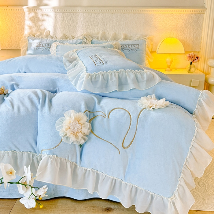91家纺网 家纺一手货源 找家纺 苏米娜2024秋冬新款法式公主风少女心牛奶绒四件套立体贴布绣花绒蝴蝶刺绣床裙款四件套 伊甸园—婴儿蓝 
