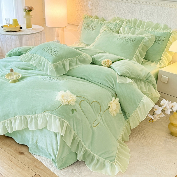 91家纺网 家纺一手货源 找家纺 苏米娜2024秋冬新款法式公主风少女心牛奶绒四件套立体贴布绣花绒蝴蝶刺绣床裙款四件套  伊甸园—新芽绿  