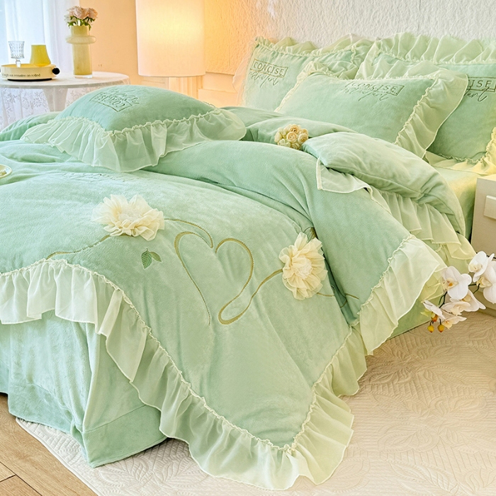 91家纺网 家纺一手货源 找家纺 苏米娜2024秋冬新款法式公主风少女心牛奶绒四件套立体贴布绣花绒蝴蝶刺绣床裙款四件套  伊甸园—新芽绿  