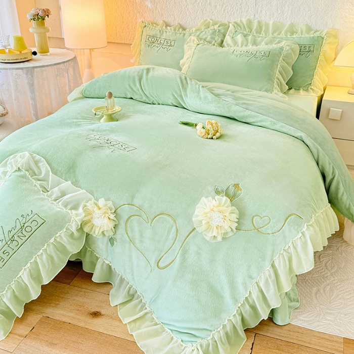 91家纺网 家纺一手货源 找家纺 苏米娜2024秋冬新款法式公主风少女心牛奶绒四件套立体贴布绣花绒蝴蝶刺绣床裙款四件套  伊甸园—新芽绿  