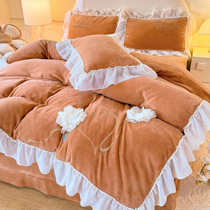 91家纺网 家纺一手货源 找家纺 苏米娜2024秋冬新款法式公主风少女心牛奶绒四件套立体贴布绣花绒蝴蝶刺绣床裙款四件套 伊甸园—焦糖 