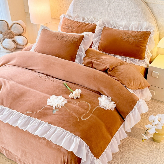 91家纺网 家纺一手货源 找家纺 苏米娜2024秋冬新款法式公主风少女心牛奶绒四件套立体贴布绣花绒蝴蝶刺绣床裙款四件套 伊甸园—焦糖 