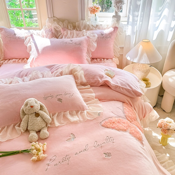 91家纺网 家纺一手货源 找家纺 苏米娜2024秋冬新款法式公主风少女心牛奶绒四件套立体贴布绣花绒蝴蝶刺绣床裙款四件套 蝶恋花--樱花粉  