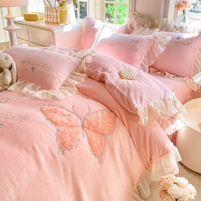 91家纺网 家纺一手货源 找家纺 苏米娜2024秋冬新款法式公主风少女心牛奶绒四件套立体贴布绣花绒蝴蝶刺绣床裙款四件套 蝶恋花--樱花粉  