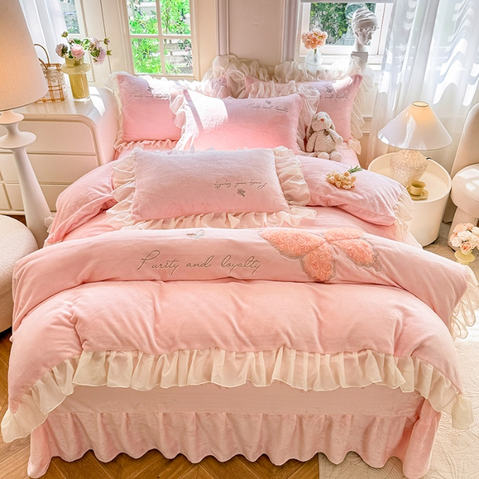 91家纺网 家纺一手货源 找家纺 苏米娜2024秋冬新款法式公主风少女心牛奶绒四件套立体贴布绣花绒蝴蝶刺绣床裙款四件套 蝶恋花--樱花粉  