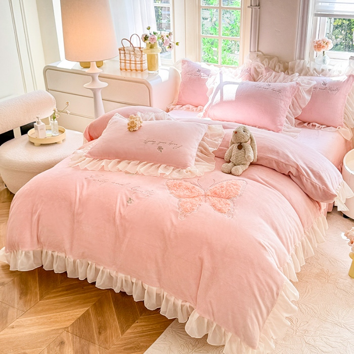 91家纺网 家纺一手货源 找家纺 苏米娜2024秋冬新款法式公主风少女心牛奶绒四件套立体贴布绣花绒蝴蝶刺绣床裙款四件套 蝶恋花--樱花粉  