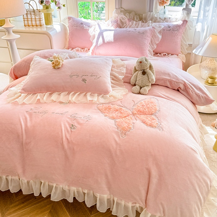 91家纺网 家纺一手货源 找家纺 苏米娜2024秋冬新款法式公主风少女心牛奶绒四件套立体贴布绣花绒蝴蝶刺绣床裙款四件套 蝶恋花--樱花粉  