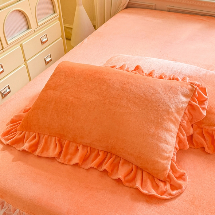 91家纺网 家纺一手货源 找家纺 2025秋冬新款230g全消光牛奶绒床裙款四件套纯色蕾丝花边刺绣蕾丝床裙款床盖款法式蕾丝公主粉奶油风四件套 甜心—艾玛橙