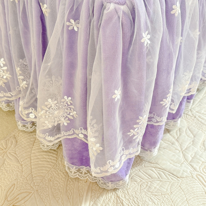 91家纺网 家纺一手货源 找家纺 2025秋冬新款230g全消光牛奶绒床裙款四件套纯色蕾丝花边刺绣蕾丝床裙款床盖款法式蕾丝公主粉奶油风四件套 甜心—梦幻紫