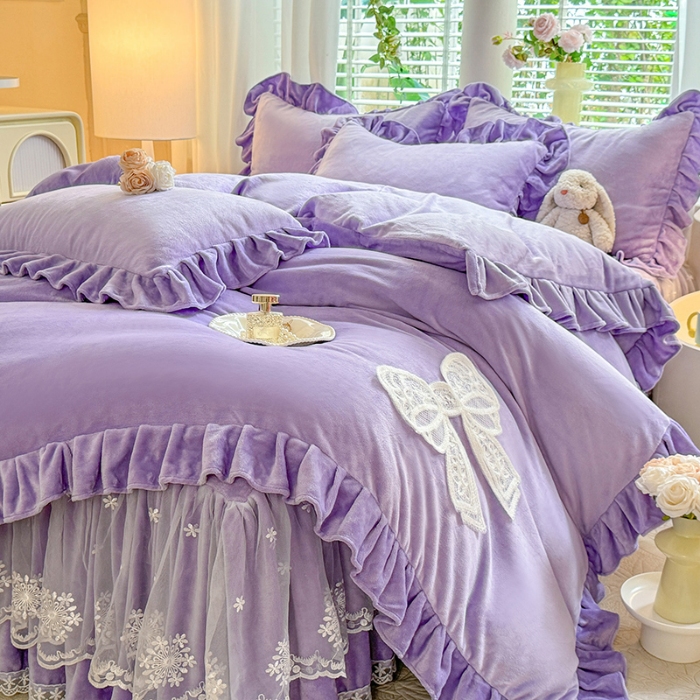 91家纺网 家纺一手货源 找家纺 2025秋冬新款230g全消光牛奶绒床裙款四件套纯色蕾丝花边刺绣蕾丝床裙款床盖款法式蕾丝公主粉奶油风四件套 甜心—梦幻紫