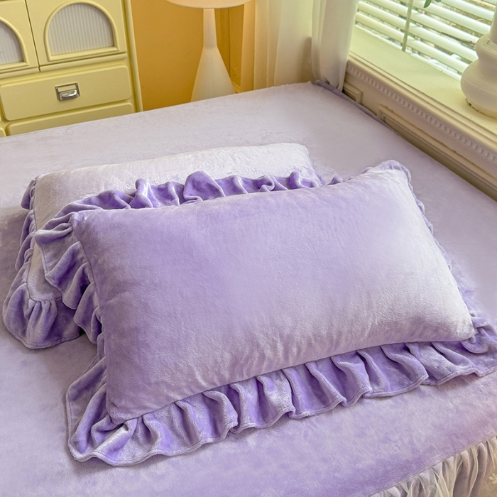 91家纺网 家纺一手货源 找家纺 2025秋冬新款230g全消光牛奶绒床裙款四件套纯色蕾丝花边刺绣蕾丝床裙款床盖款法式蕾丝公主粉奶油风四件套 甜心—梦幻紫