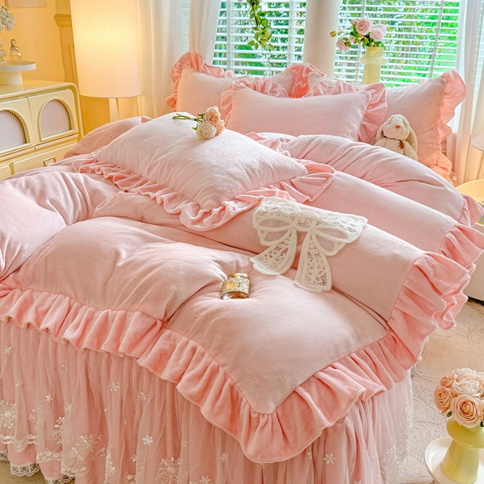 91家纺网 家纺一手货源 找家纺 2025秋冬新款230g全消光牛奶绒床裙款四件套纯色蕾丝花边刺绣蕾丝床裙款床盖款法式蕾丝公主粉奶油风四件套 甜心—樱花粉