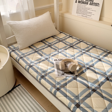 91家纺网 家纺一手货源 找家纺 美迹视觉    小清新小红书自然光印花床盖床垫拍摄样片