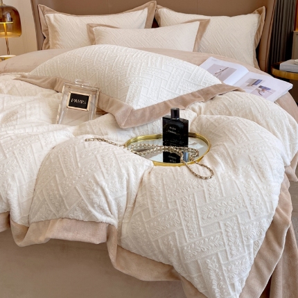 91家纺网 家纺一手货源 找家纺 总绘萱 2025新爆款高密消光宽边拼角雕花牛奶绒四件套双拼纯色