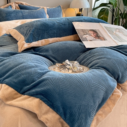 91家纺网 家纺一手货源 找家纺 总绘萱 2025新爆款高密消光宽边拼角雕花牛奶绒四件套双拼纯色