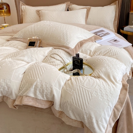 91家纺网 家纺一手货源 找家纺 总绘萱 2025新爆款高密消光宽边拼角雕花牛奶绒四件套双拼纯色