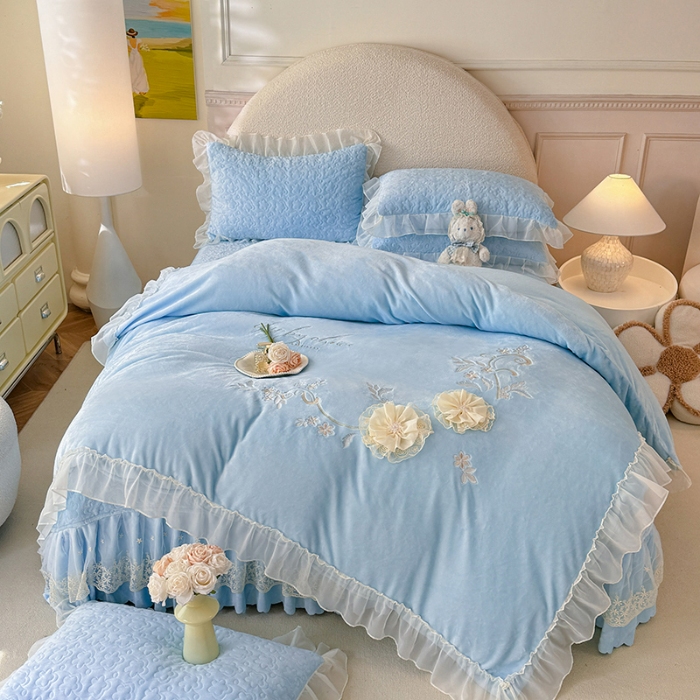 91家纺网 家纺一手货源 找家纺 漫布云2025秋冬新款230g全消光牛奶绒夹棉单床盖纯色蕾丝花边刺绣床裙款床盖法莱绒婴儿绒金貂绒床盖 甜蜜可可—婴儿蓝 