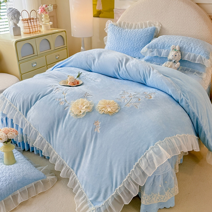 91家纺网 家纺一手货源 找家纺 漫布云2025秋冬新款230g全消光牛奶绒夹棉单床盖纯色蕾丝花边刺绣床裙款床盖法莱绒婴儿绒金貂绒床盖 甜蜜可可—婴儿蓝 
