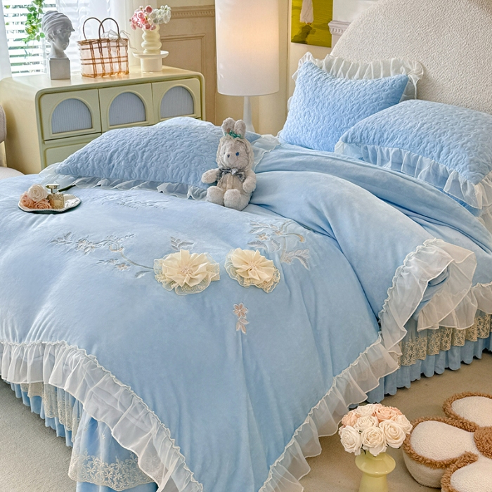 91家纺网 家纺一手货源 找家纺 漫布云2025秋冬新款230g全消光牛奶绒夹棉单床盖纯色蕾丝花边刺绣床裙款床盖法莱绒婴儿绒金貂绒床盖 甜蜜可可—婴儿蓝 