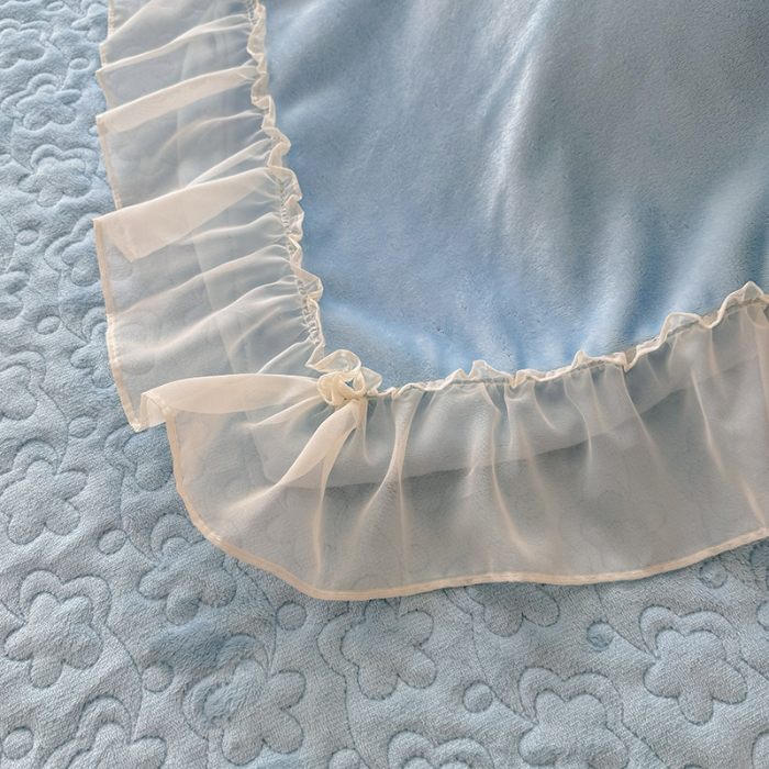 91家纺网 家纺一手货源 找家纺 漫布云2025秋冬新款230g全消光牛奶绒夹棉单床盖纯色蕾丝花边刺绣床裙款床盖法莱绒婴儿绒金貂绒床盖 甜蜜可可—婴儿蓝 