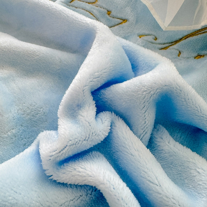 91家纺网 家纺一手货源 找家纺 漫布云2025秋冬新款230g全消光牛奶绒夹棉单床盖纯色蕾丝花边刺绣床裙款床盖法莱绒婴儿绒金貂绒床盖 甜蜜可可—婴儿蓝 