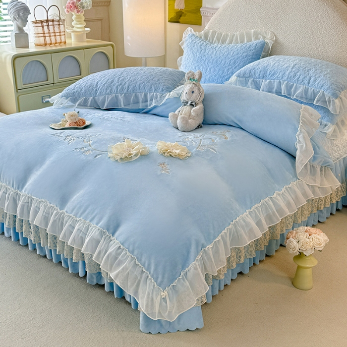 91家纺网 家纺一手货源 找家纺 漫布云2025秋冬新款230g全消光牛奶绒夹棉单床盖纯色蕾丝花边刺绣床裙款床盖法莱绒婴儿绒金貂绒床盖 甜蜜可可—婴儿蓝 