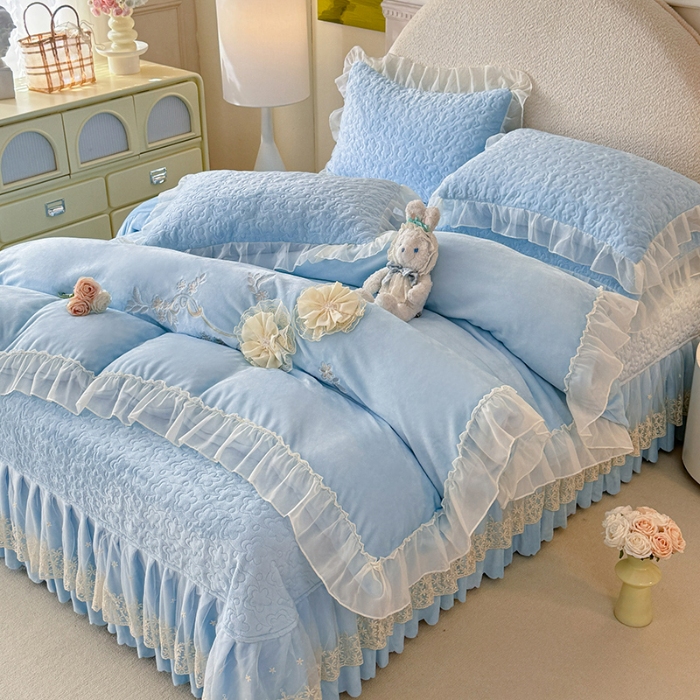 91家纺网 家纺一手货源 找家纺 漫布云2025秋冬新款230g全消光牛奶绒夹棉单床盖纯色蕾丝花边刺绣床裙款床盖法莱绒婴儿绒金貂绒床盖 甜蜜可可—婴儿蓝 