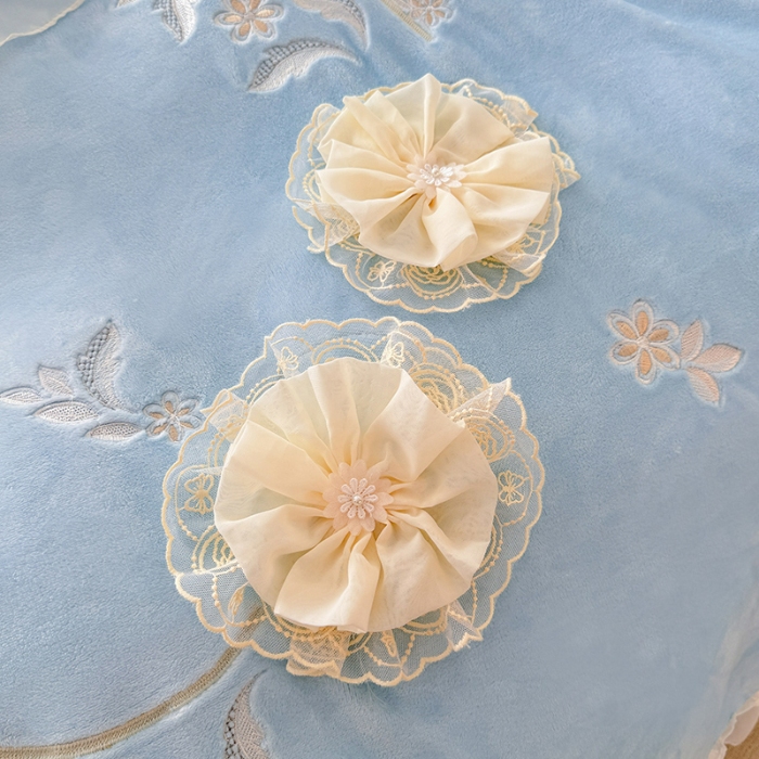 91家纺网 家纺一手货源 找家纺 漫布云2025秋冬新款230g全消光牛奶绒夹棉单床盖纯色蕾丝花边刺绣床裙款床盖法莱绒婴儿绒金貂绒床盖 甜蜜可可—婴儿蓝 