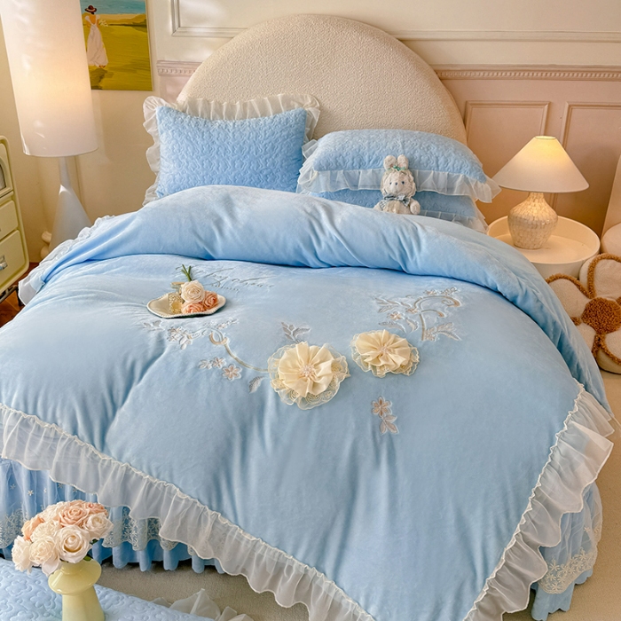 91家纺网 家纺一手货源 找家纺 漫布云2025秋冬新款230g全消光牛奶绒夹棉单床盖纯色蕾丝花边刺绣床裙款床盖法莱绒婴儿绒金貂绒床盖 甜蜜可可—婴儿蓝 