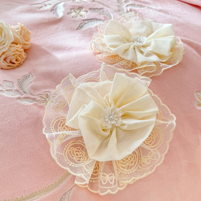 91家纺网 家纺一手货源 找家纺 漫布云2025秋冬新款230g全消光牛奶绒夹棉单床盖纯色蕾丝花边刺绣床裙款床盖法莱绒婴儿绒金貂绒床盖 甜蜜可可—樱花粉 