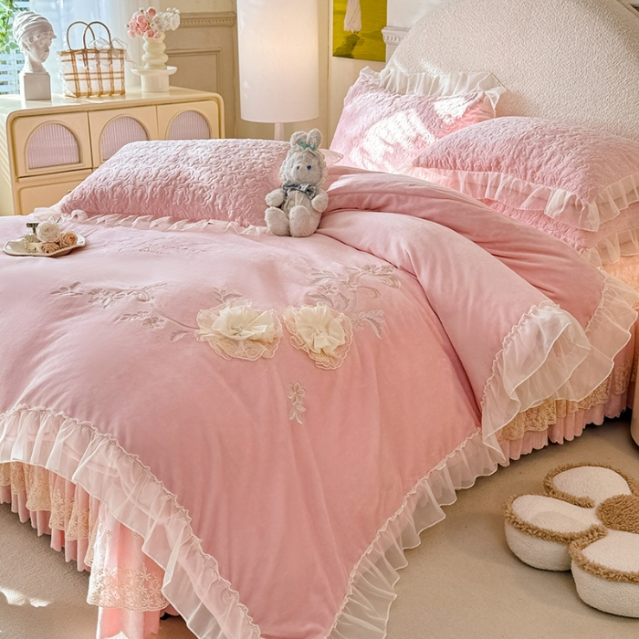 91家纺网 家纺一手货源 找家纺 漫布云2025秋冬新款230g全消光牛奶绒夹棉单床盖纯色蕾丝花边刺绣床裙款床盖法莱绒婴儿绒金貂绒床盖 甜蜜可可—樱花粉 