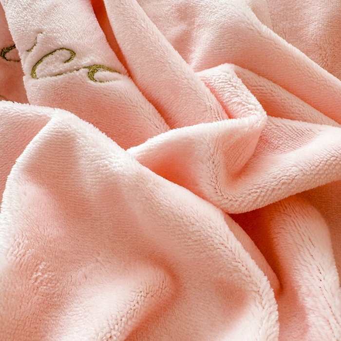 91家纺网 家纺一手货源 找家纺 漫布云2025秋冬新款230g全消光牛奶绒夹棉单床盖纯色蕾丝花边刺绣床裙款床盖法莱绒婴儿绒金貂绒床盖 甜蜜可可—樱花粉 