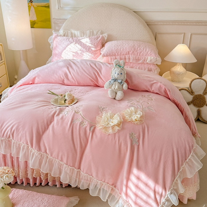 91家纺网 家纺一手货源 找家纺 漫布云2025秋冬新款230g全消光牛奶绒夹棉单床盖纯色蕾丝花边刺绣床裙款床盖法莱绒婴儿绒金貂绒床盖 甜蜜可可—樱花粉 