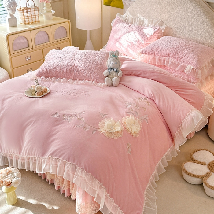 91家纺网 家纺一手货源 找家纺 漫布云2025秋冬新款230g全消光牛奶绒夹棉单床盖纯色蕾丝花边刺绣床裙款床盖法莱绒婴儿绒金貂绒床盖 甜蜜可可—樱花粉 