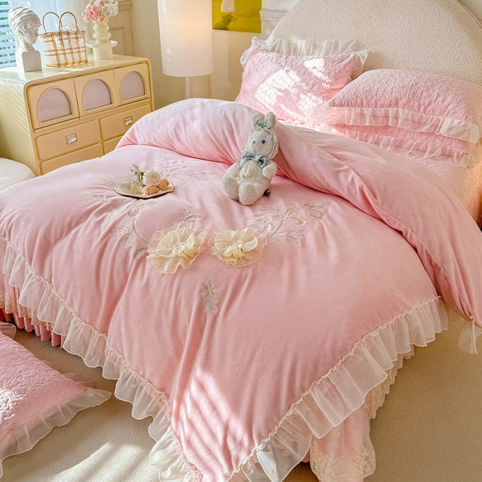 91家纺网 家纺一手货源 找家纺 漫布云2025秋冬新款230g全消光牛奶绒夹棉单床盖纯色蕾丝花边刺绣床裙款床盖法莱绒婴儿绒金貂绒床盖 甜蜜可可—樱花粉 