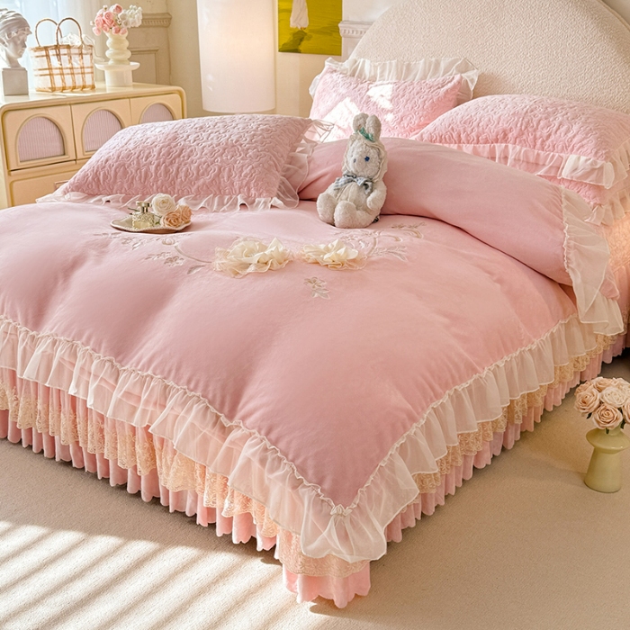 91家纺网 家纺一手货源 找家纺 漫布云2025秋冬新款230g全消光牛奶绒夹棉单床盖纯色蕾丝花边刺绣床裙款床盖法莱绒婴儿绒金貂绒床盖 甜蜜可可—樱花粉 