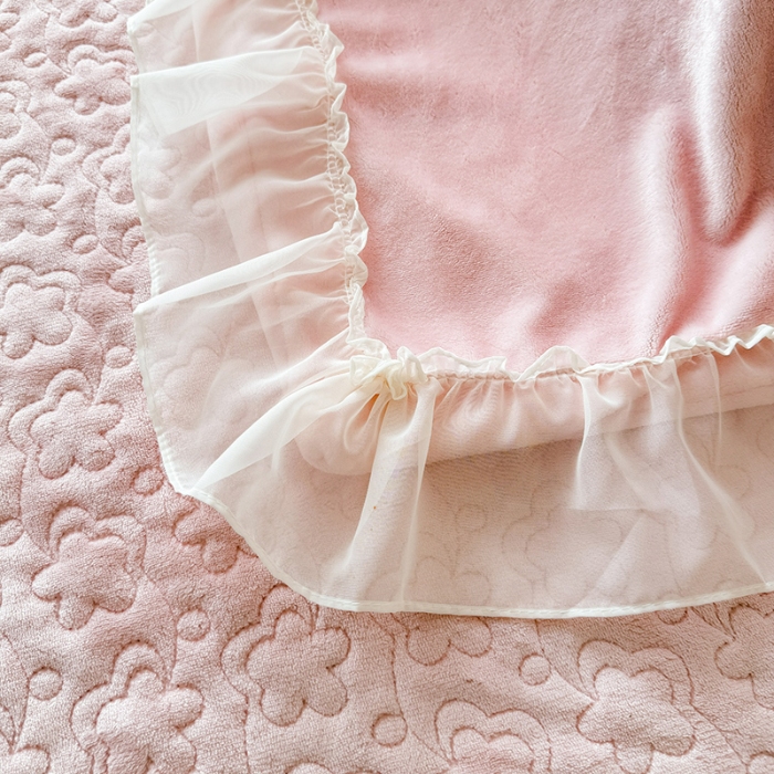 91家纺网 家纺一手货源 找家纺 漫布云2025秋冬新款230g全消光牛奶绒夹棉单床盖纯色蕾丝花边刺绣床裙款床盖法莱绒婴儿绒金貂绒床盖 甜蜜可可—樱花粉 