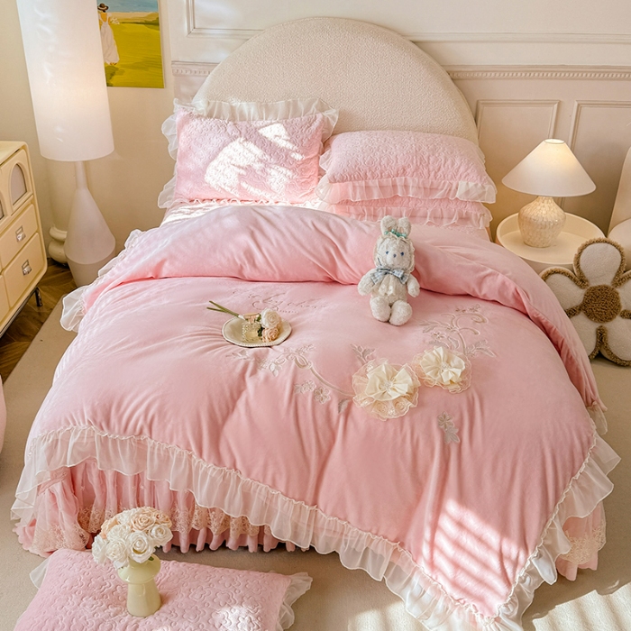 91家纺网 家纺一手货源 找家纺 漫布云2025秋冬新款230g全消光牛奶绒夹棉单床盖纯色蕾丝花边刺绣床裙款床盖法莱绒婴儿绒金貂绒床盖 甜蜜可可—樱花粉 