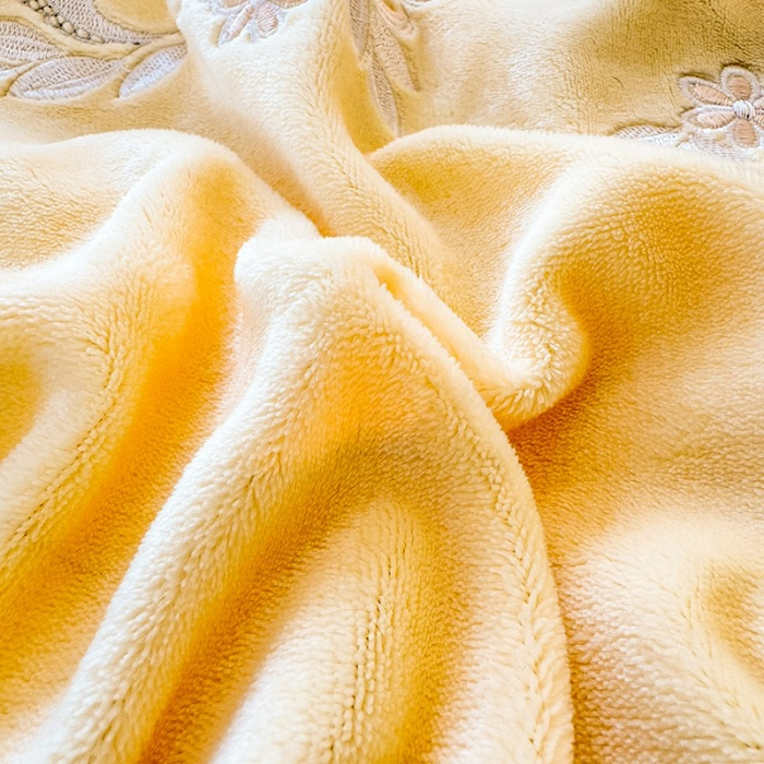 91家纺网 家纺一手货源 找家纺 漫布云2025秋冬新款230g全消光牛奶绒夹棉单床盖纯色蕾丝花边刺绣床裙款床盖法莱绒婴儿绒金貂绒床盖  甜蜜可可—嫩黄 