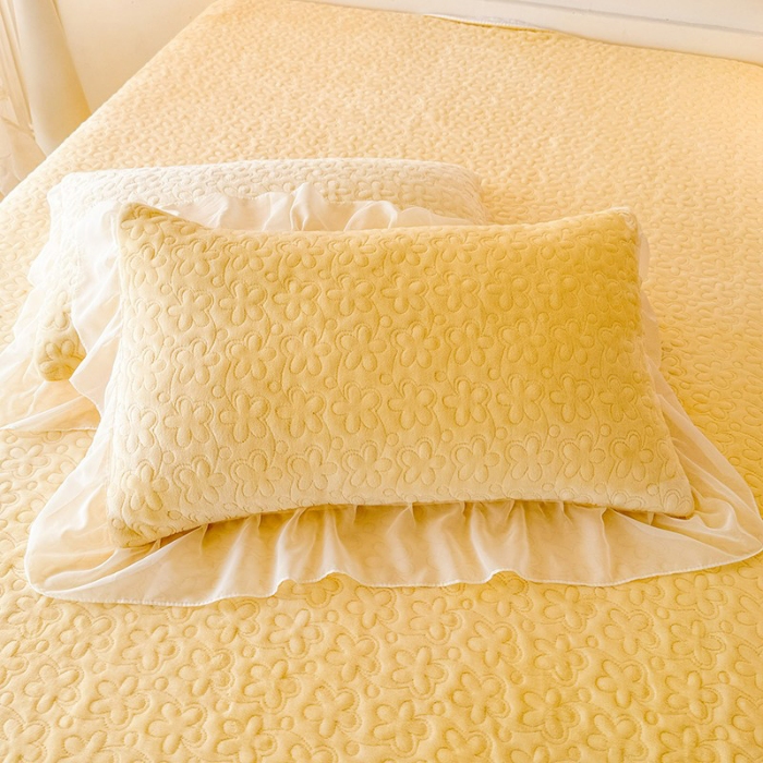 91家纺网 家纺一手货源 找家纺 漫布云2025秋冬新款230g全消光牛奶绒夹棉单床盖纯色蕾丝花边刺绣床裙款床盖法莱绒婴儿绒金貂绒床盖  甜蜜可可—嫩黄 