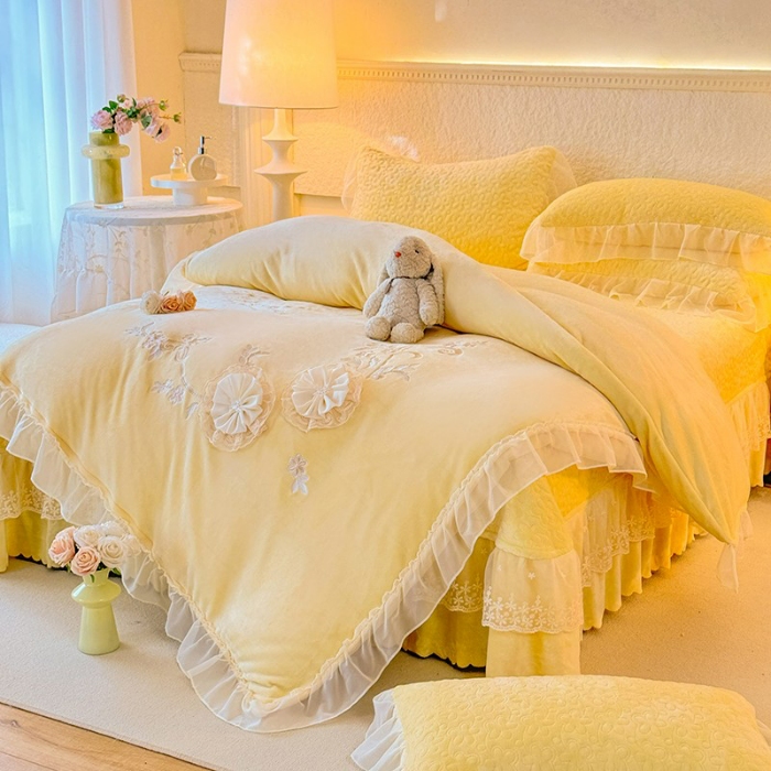 91家纺网 家纺一手货源 找家纺 漫布云2025秋冬新款230g全消光牛奶绒夹棉单床盖纯色蕾丝花边刺绣床裙款床盖法莱绒婴儿绒金貂绒床盖  甜蜜可可—嫩黄 